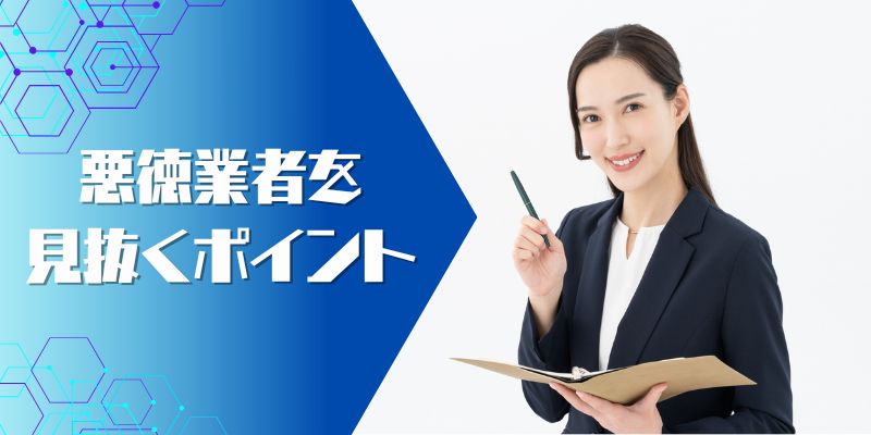 解説する女性